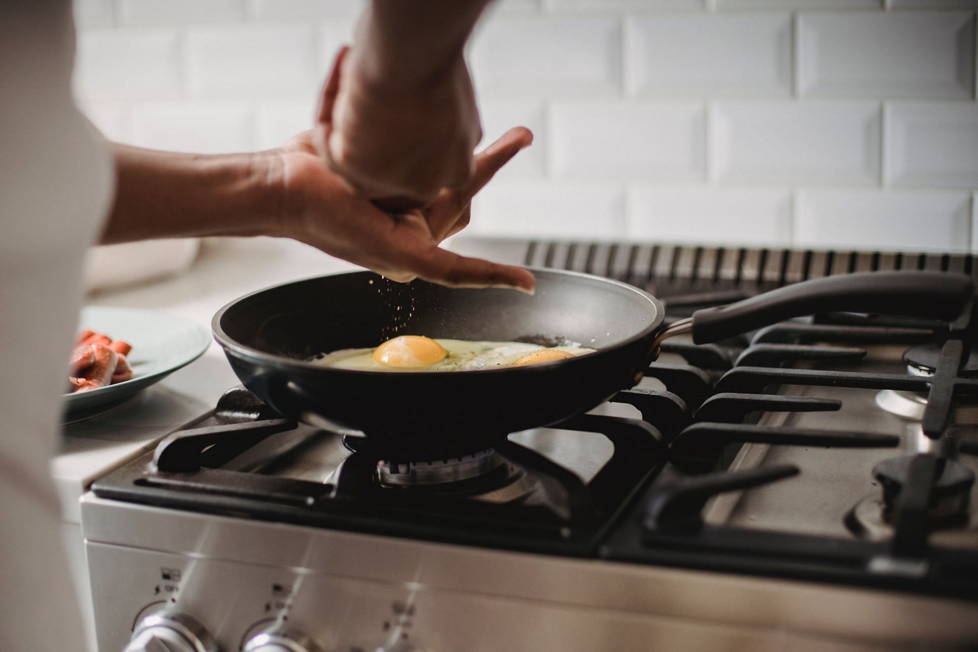 trying cooking classes (Image via Pexels / Ketut Subiyanto)